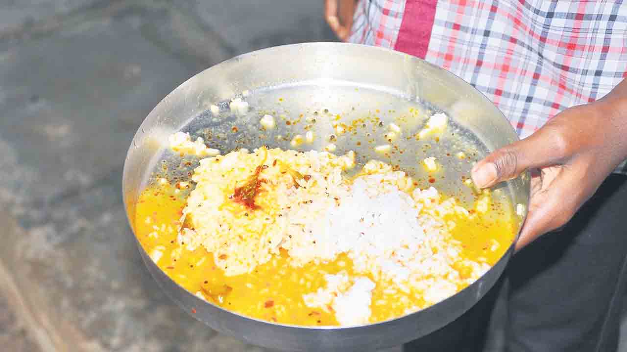 నీళ్ల చారు.. ఉడకని అన్నం!