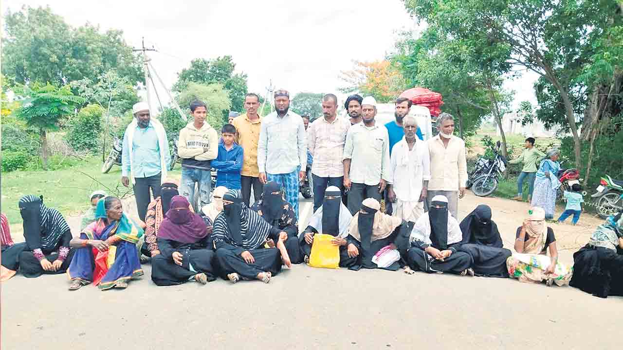 రోడ్డెక్కిన డబుల్‌ బెడ్రూం లబ్ధిదారులు