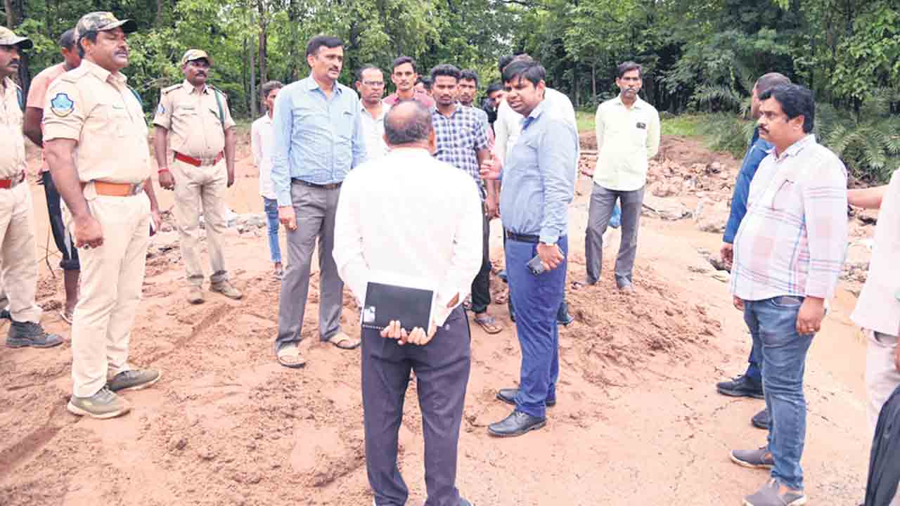 రోడ్లకు మరమ్మతులు చేయాలి