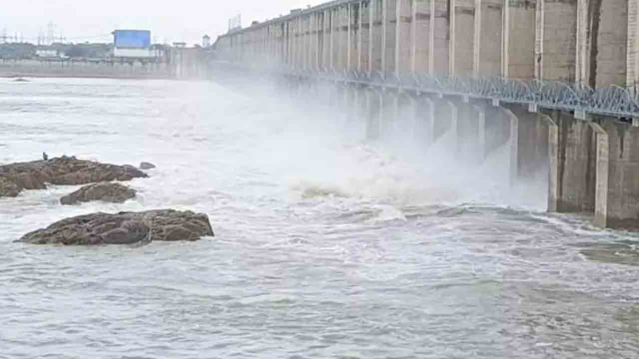 జూరాలకు 1.65 లక్షల క్యూసెక్కుల వరద