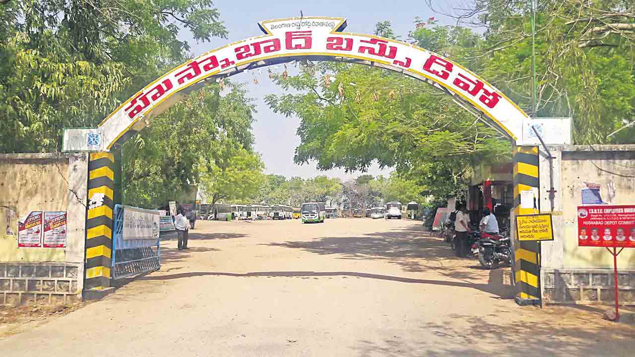 రవాణా శాఖ మంత్రి ఇలాఖాలో బస్సులెరుగని పల్లెలు