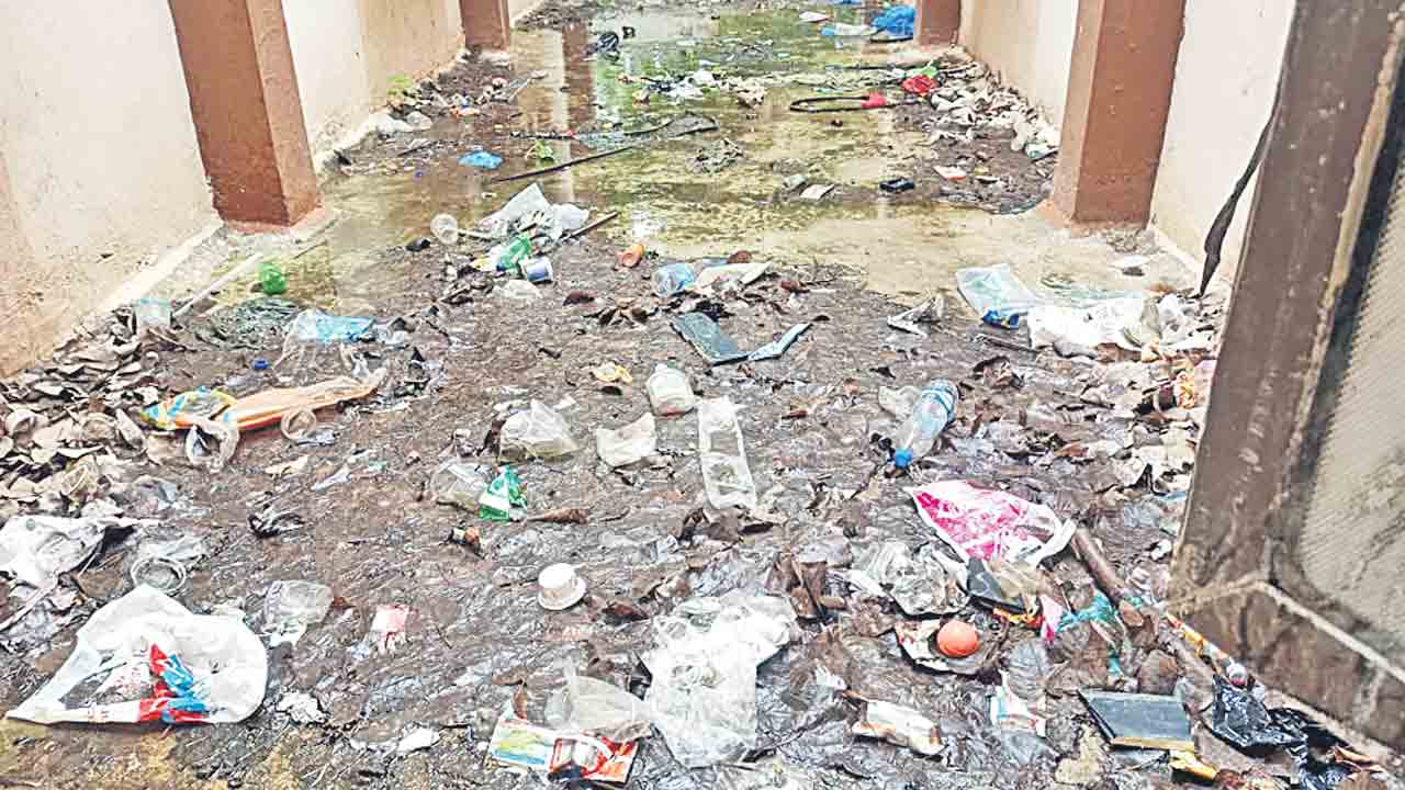 వసతి గృహాల్లో సమస్యల తిష్ట