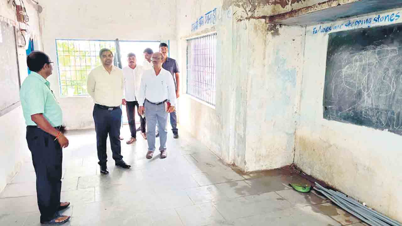 విద్యార్థులకు ఇబ్బందుల్లేకుండా చూడండి