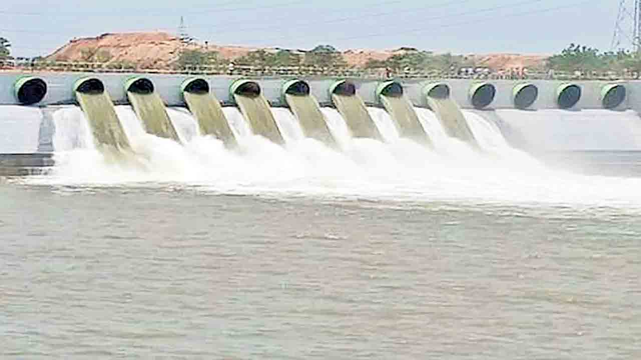 సాగునీటికి భారీగా నిధుల కోత