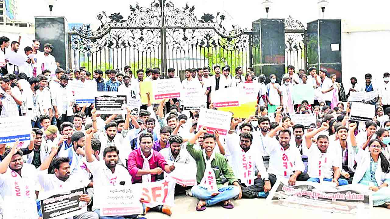 విద్యార్థులను బలి చేయొద్దు