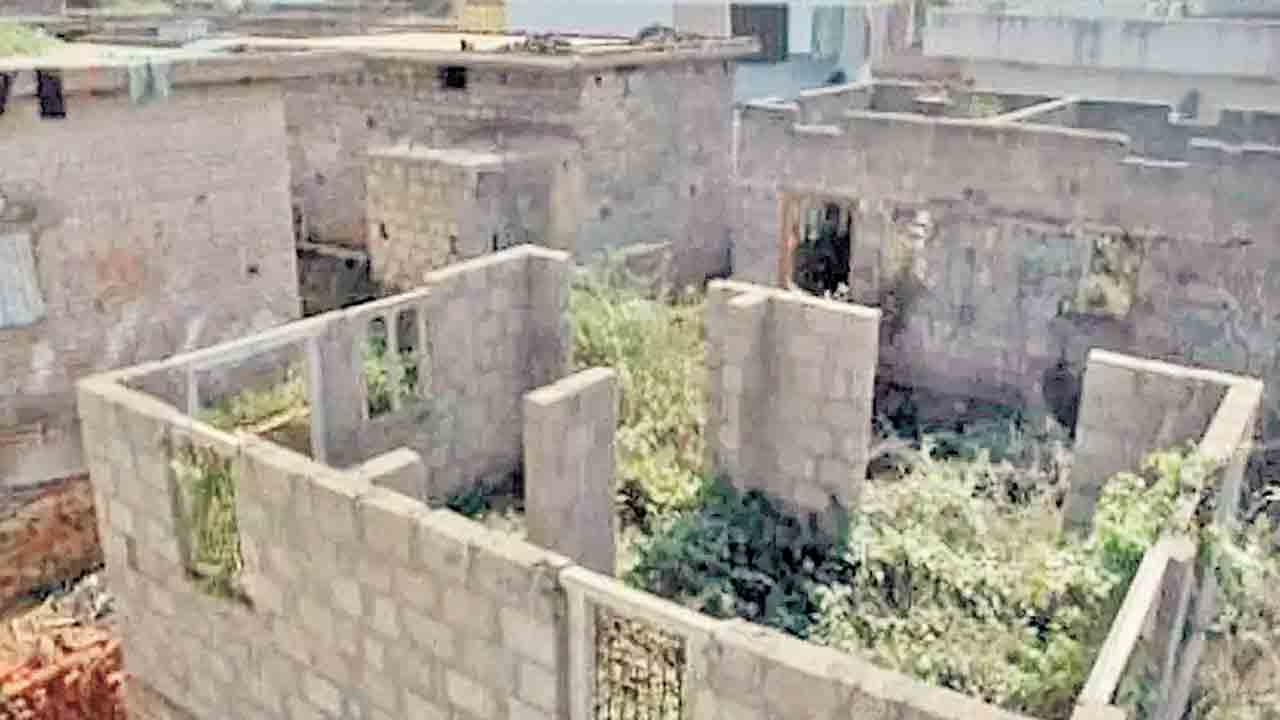 Indiramma Indlu | ఇంటి గోడలైనా లేస్తయా?.. ఇందిరమ్మ ఇండ్లకు అరకొర కేటాయింపులు