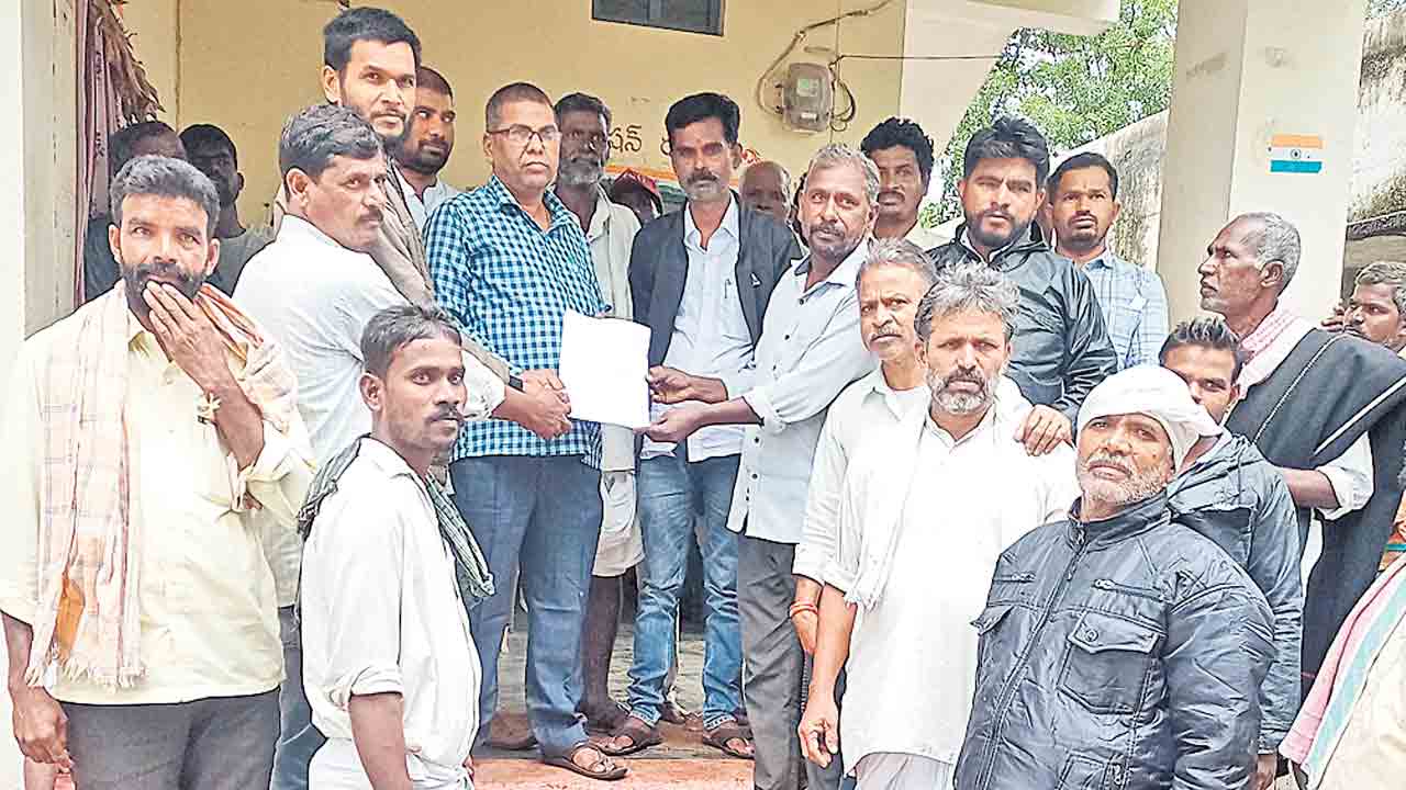 ఫార్మా విలేజ్‌ భూసర్వేను అడ్డుకున్న రైతులు