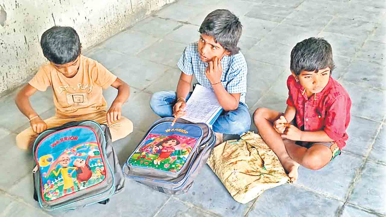 Government School | సారు లేని సర్కారు బడి.. ఖాళీగా కూర్చొని వెళ్తున్న విద్యార్థులు