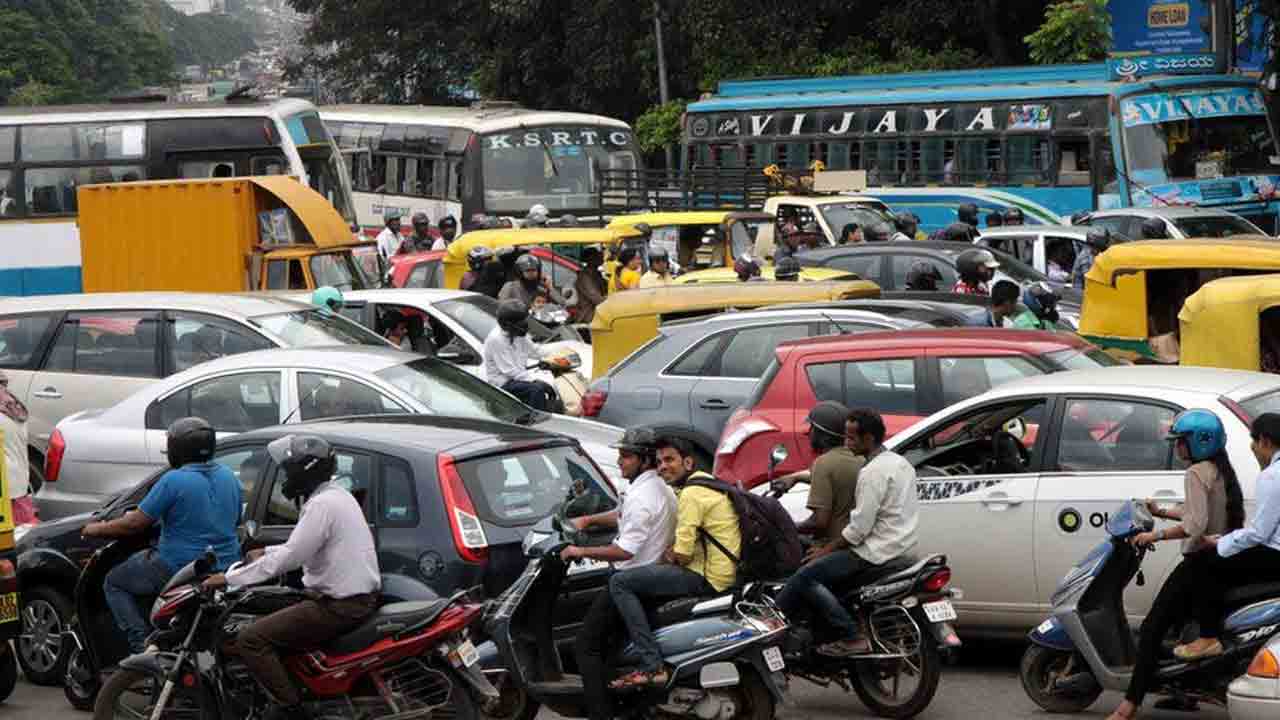 Bengaluru | నడిచి వెళ్తే 42.. వాహనంపై వెళ్తే 44 నిమిషాలు.. బెంగళూరులో ట్రాఫిక్‌ జామ్‌ దుస్థితి