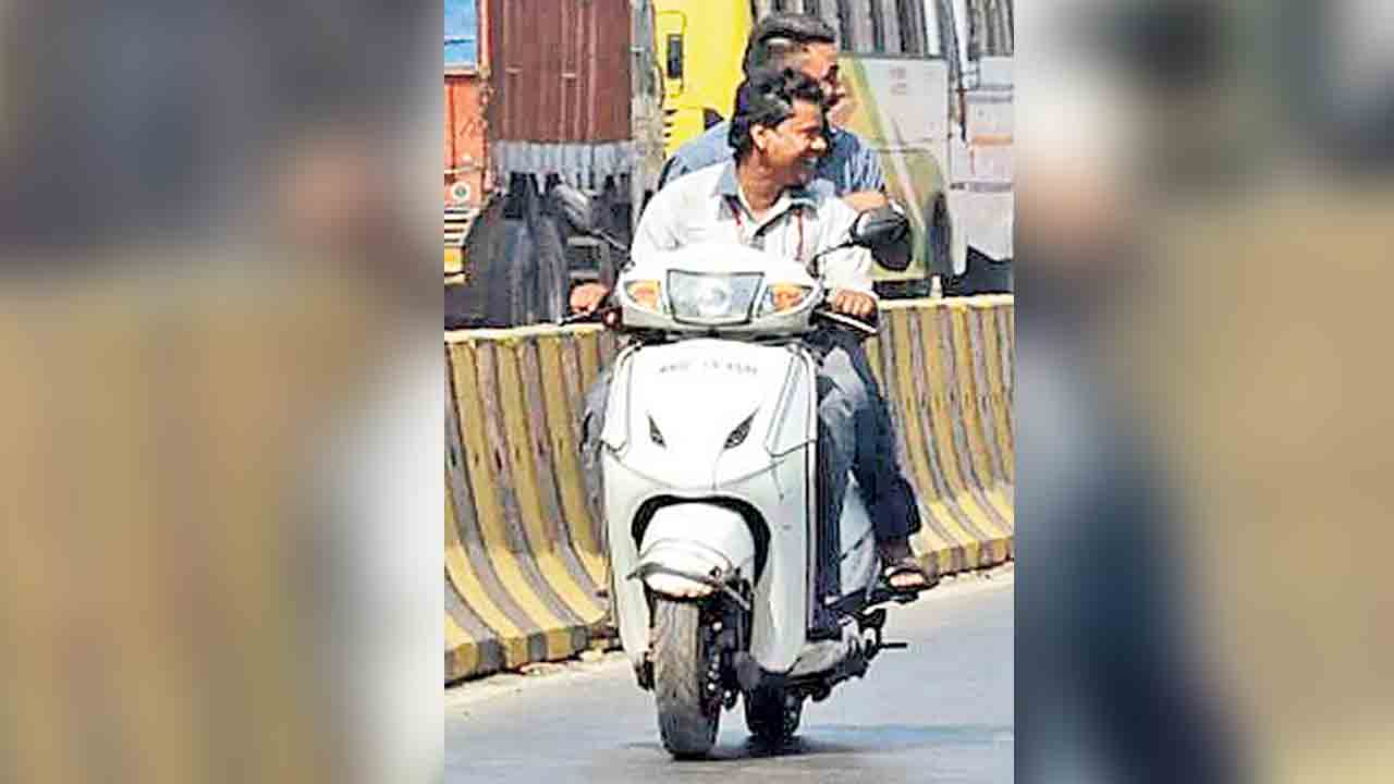 Two Wheeler | వెనుక కూర్చున్న వారితో మాట్లాడుతూ బైక్‌ నడుపుతున్నారా.. ఫైన్‌ వేస్తున్నారు జాగ్రత్త 