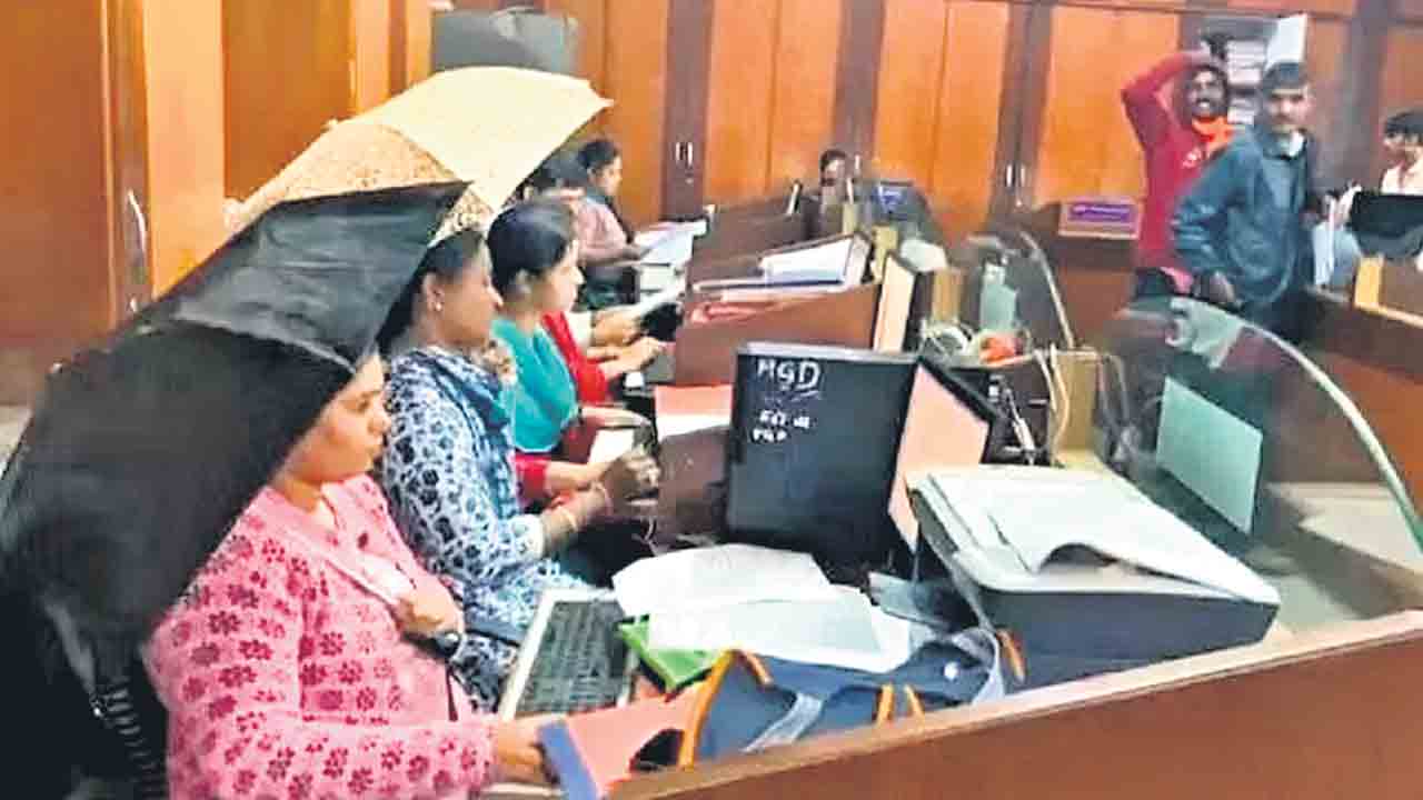 వానొస్తే ఆఫీస్‌లోనూ గొడుగు పట్టాల్సిందే