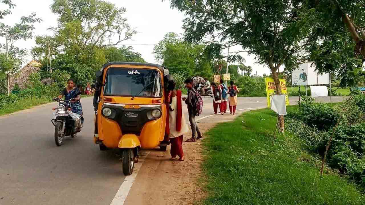 బస్సొస్తే బడికి.. రాకుంటే ఇంటికి