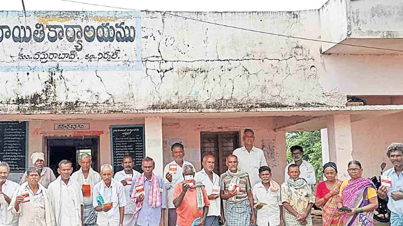 పింఛన్‌ కావాలంటే.. 20 కిలోమీటర్లు వెళ్లాల్సిందే