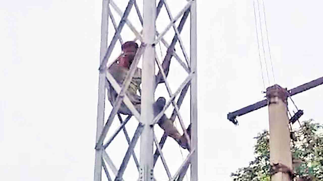 తండ్రిని వేధిస్తున్నారని.. టవరెక్కిన యువకుడు