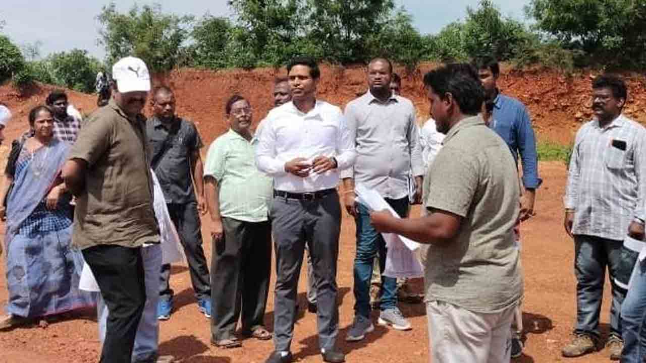 ఆదర్శ కళాశాలగా నిర్మాణం జరగాలి..