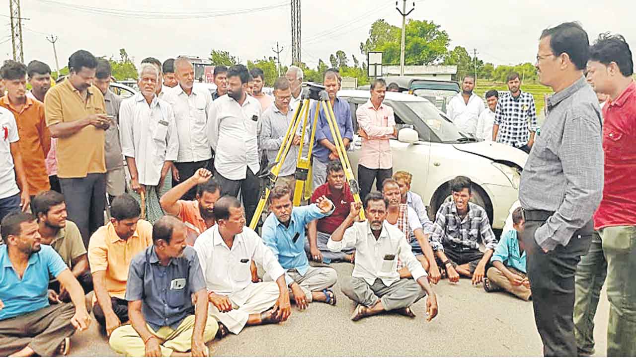 పాత అలైన్‌మెంట్‌ ప్రకారం ట్రిఫుల్‌ఆర్‌ చేపట్టాలి