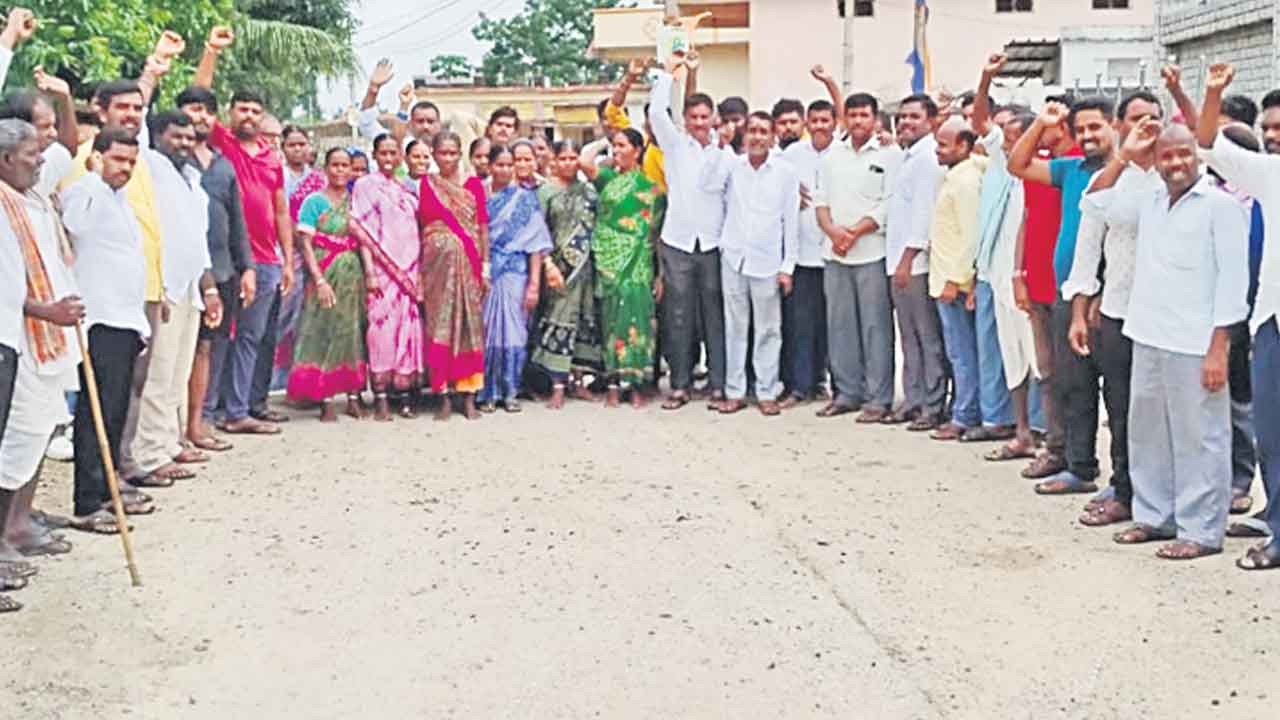 గ్రామంలో బతకాలా.. చావాలా