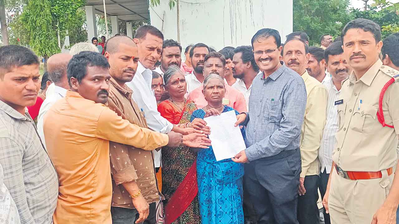 భూములు పోతే రోడ్డున పడతాం