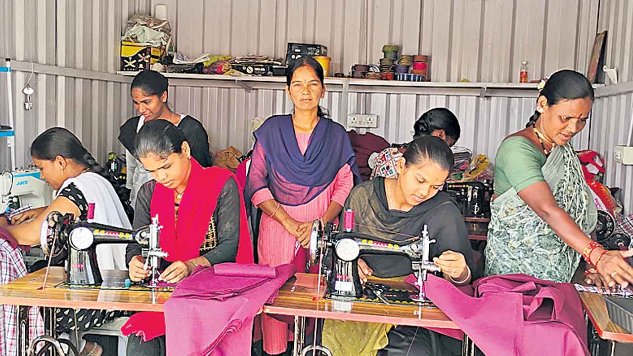 కుట్టుకూలీ వచ్చింది..