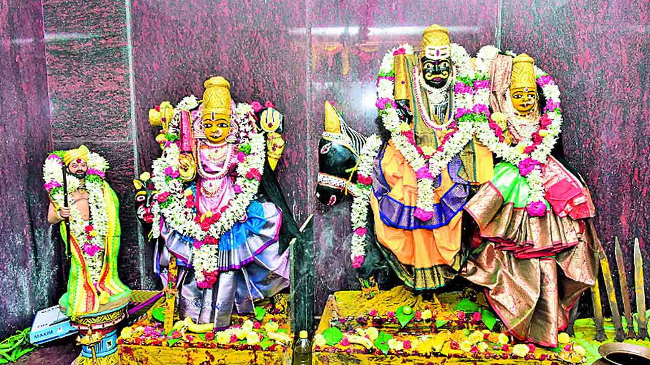 ఆకట్టుకున్న డప్పుచప్పుళ్లు, కోలాటాలు