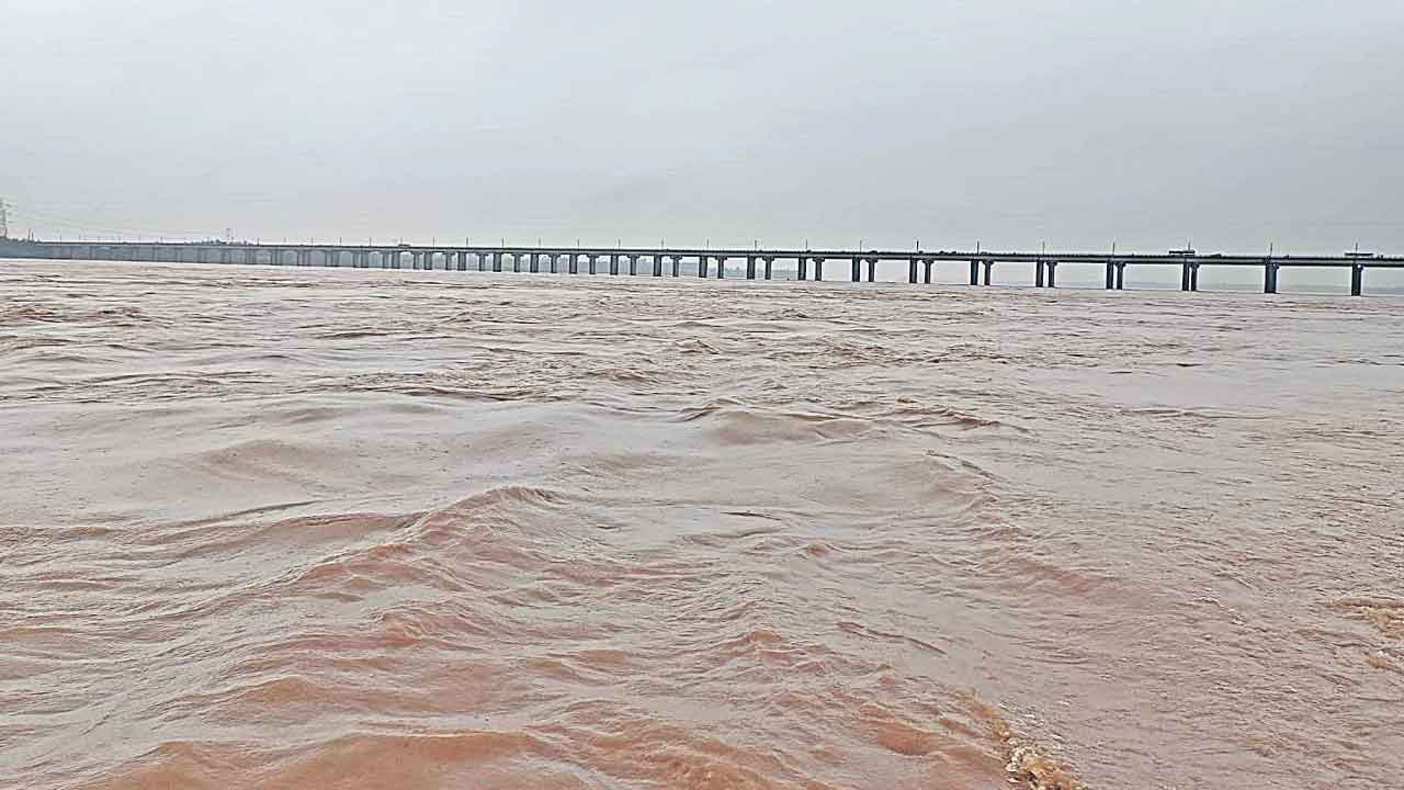 భద్రాచలంలో ఉధృతంగా గోదావరి