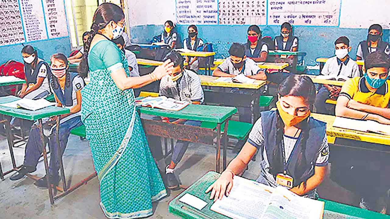 ఉద్యోగ సంఘాల చీలికే సమస్య