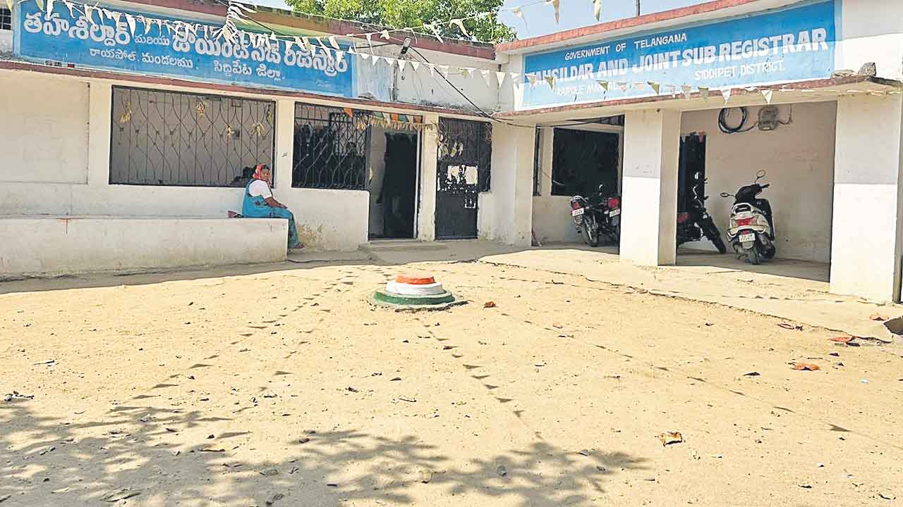 పక్కా భవనాలకు మోక్షమెప్పుడో?