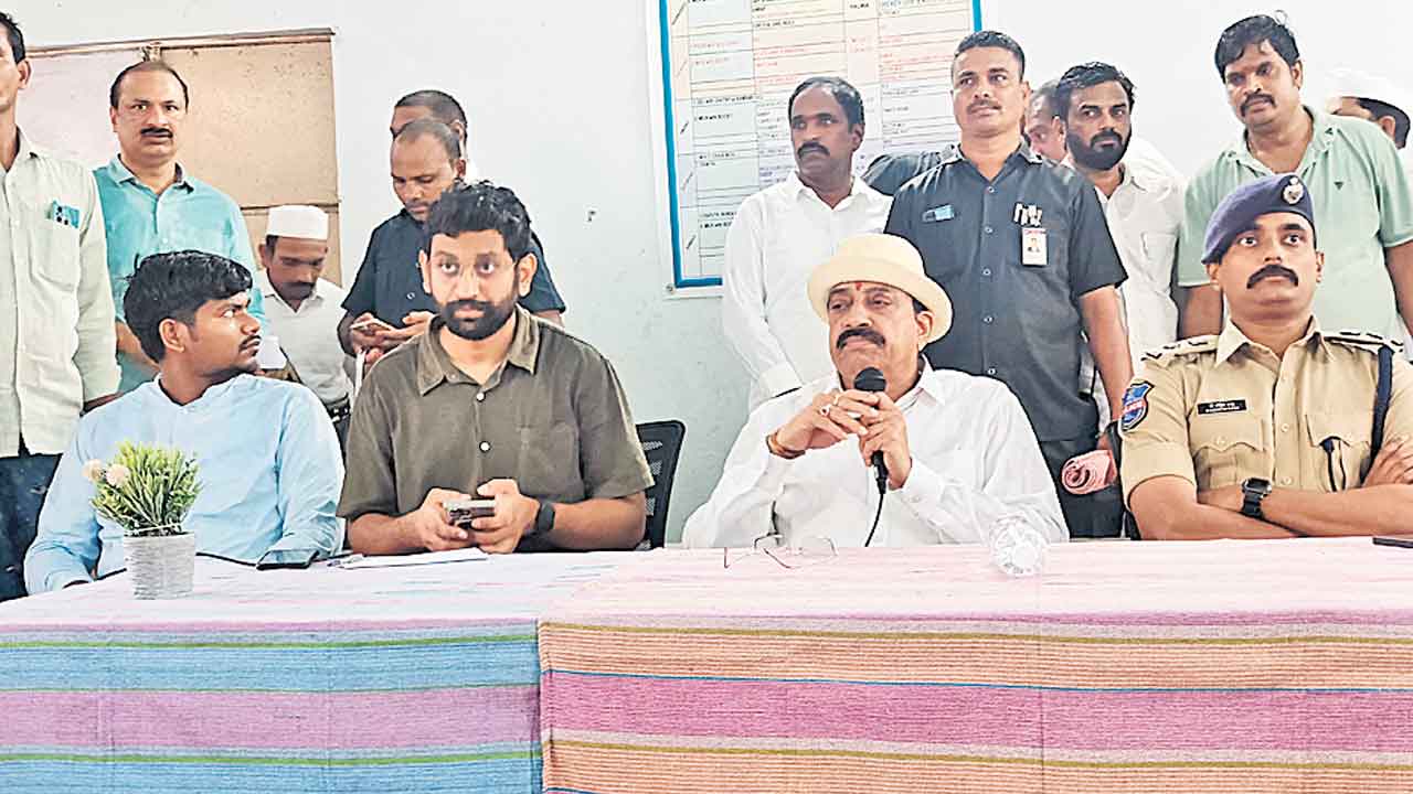 Minister Tummala | పెదవాగు గేట్లు ఎందుకు తెరవలేదు? గండిపడే వరకు ఏం చేస్తున్నారు?.. అధికారులపై మంత్రి తుమ్మల ఫైర్‌