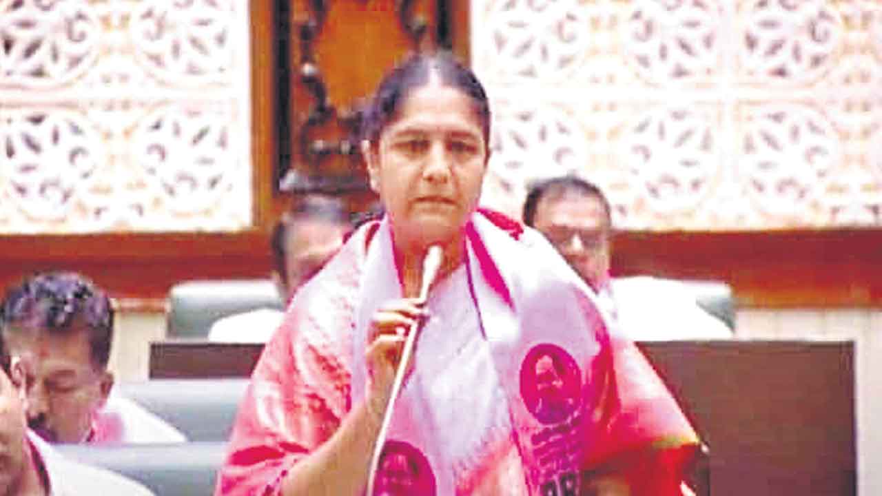 లాస్యనందిత దూరంకావడం బాధాకరం