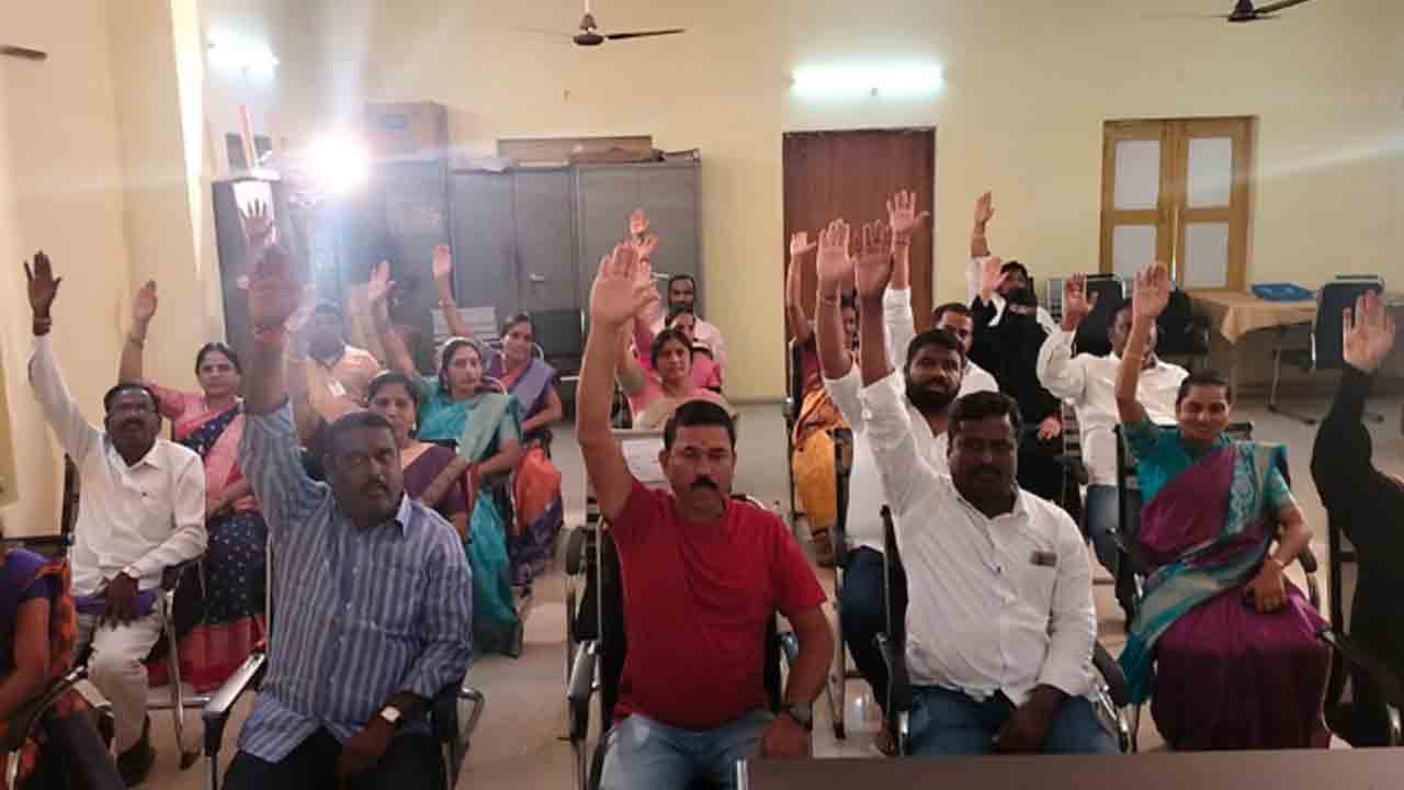 జడ్చర్ల మున్సిపల్‌ చైర్‌పర్సన్‌పై నెగ్గిన అవిశ్వాసం