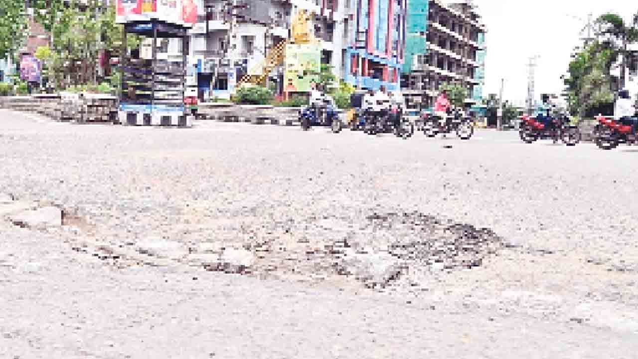 అడుగుకో గుంత.. ఆదమరిస్తే చింత
