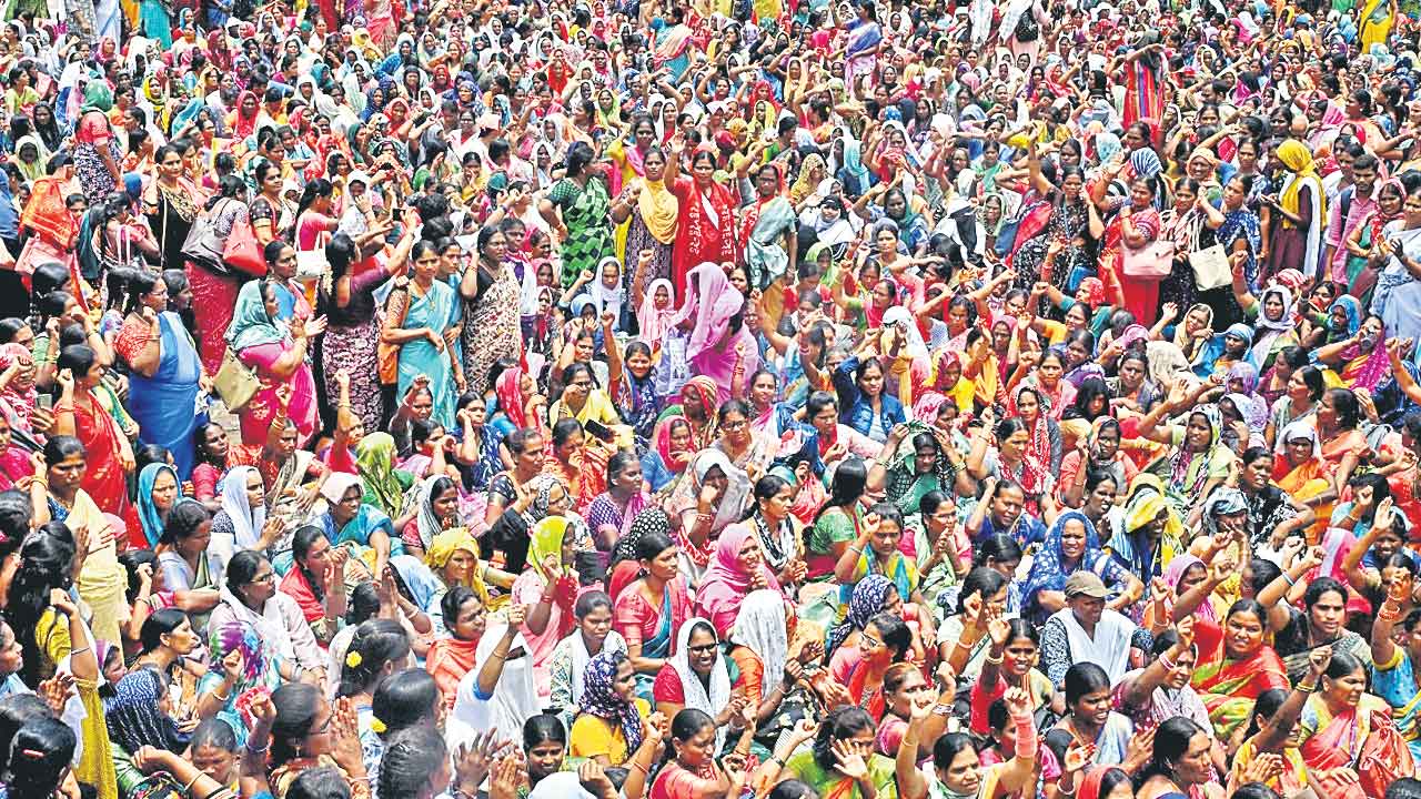 జీతాలు పెంచుతరా.. లేదా?