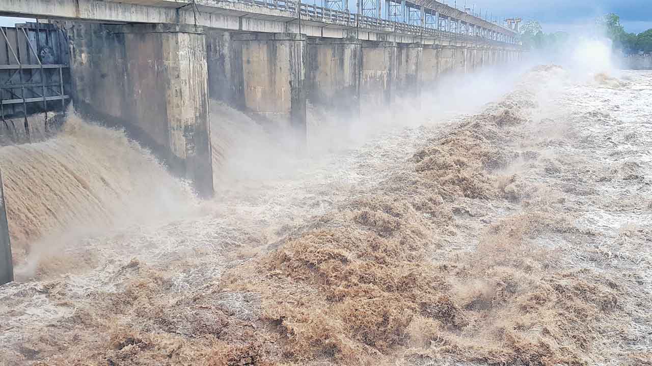 కృష్ణమ్మ పరుగులు..