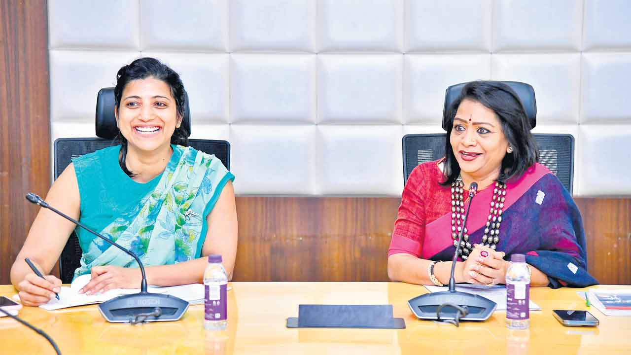 క్షేత్రస్థాయిలో పర్యటించండి: కమిషనర్‌ ఆమ్రపాలి