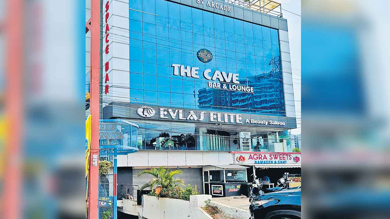 ‘ది కేవ్‌ పబ్‌’పై పోలీసుల దాడి