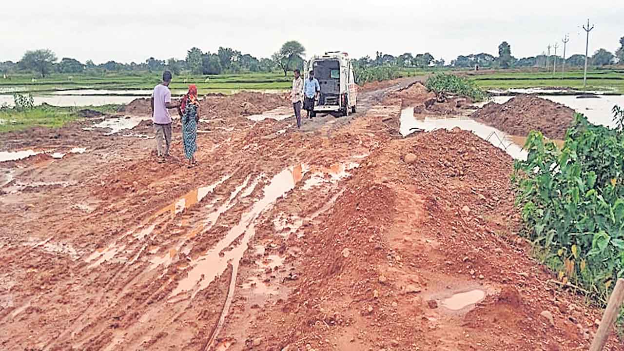 బురదలో గర్భిణి నడకయాతన