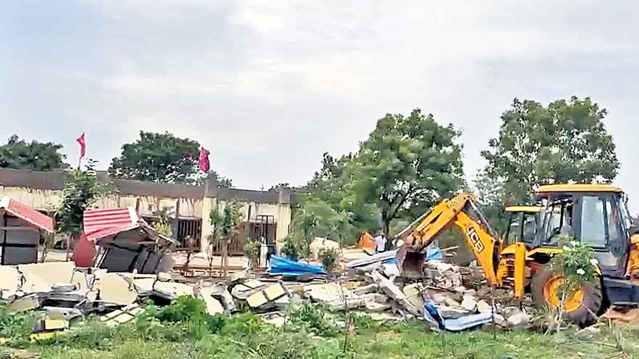 Operation Bulldozer|  సైబరాబాద్‌ పోలీసుల ఉక్కుపాదం.. రౌడీ ముఠా ఫామ్‌హౌస్‌ కూల్చివేత