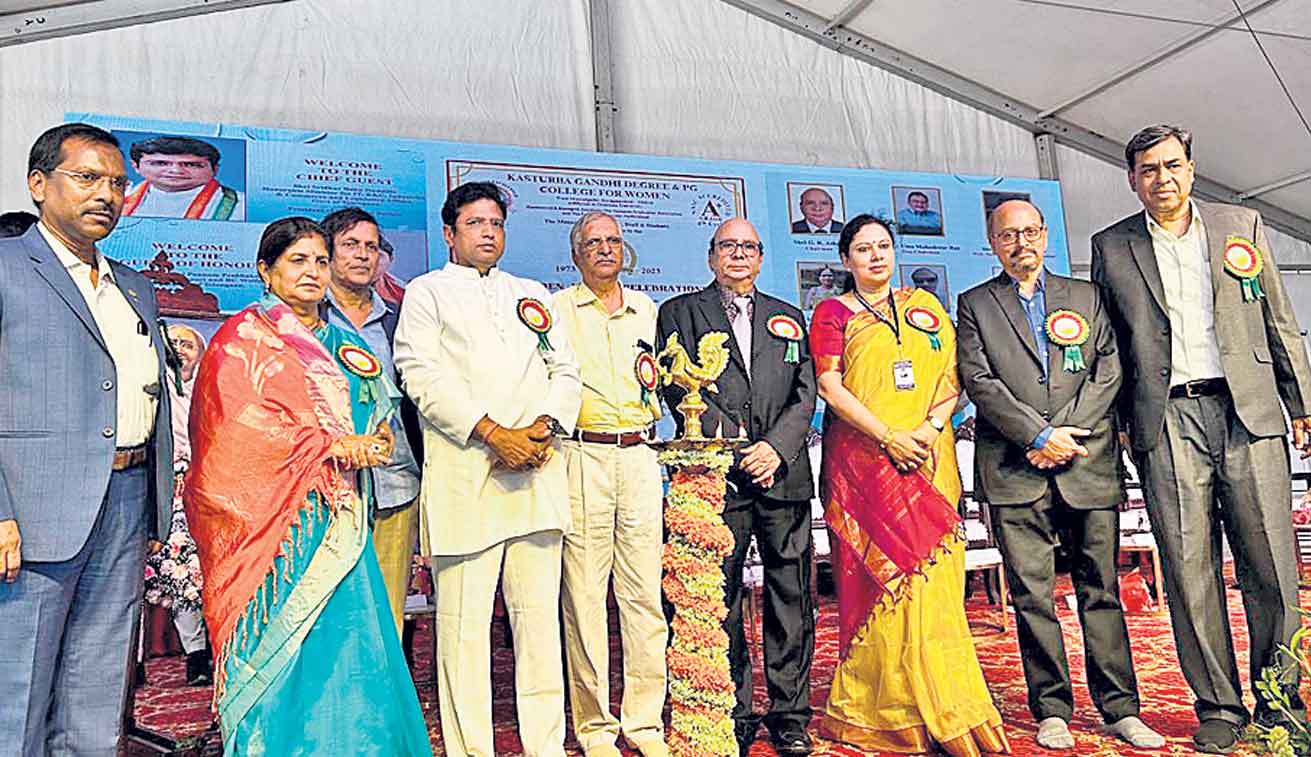 విద్యార్థులు అన్ని రంగాల్లో రాణించాలి