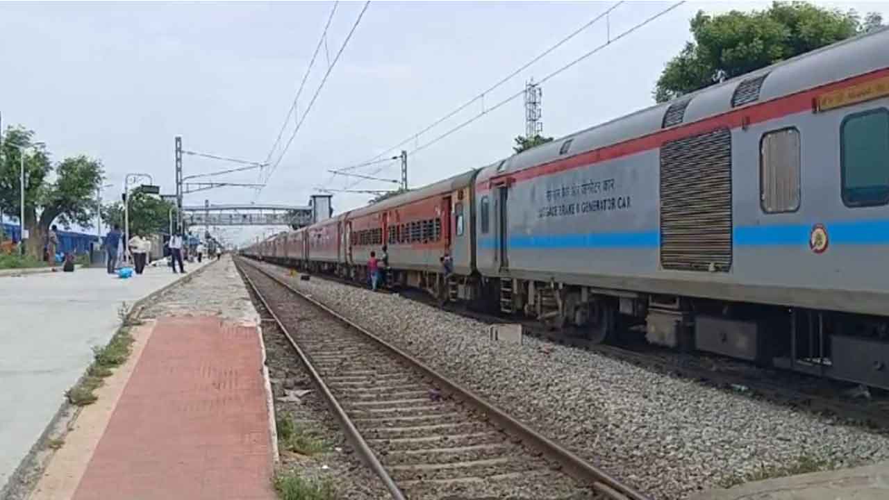 మిర్యాలగూడలో పలు రైళ్ల స్టాప్‌ ఎత్తివేత