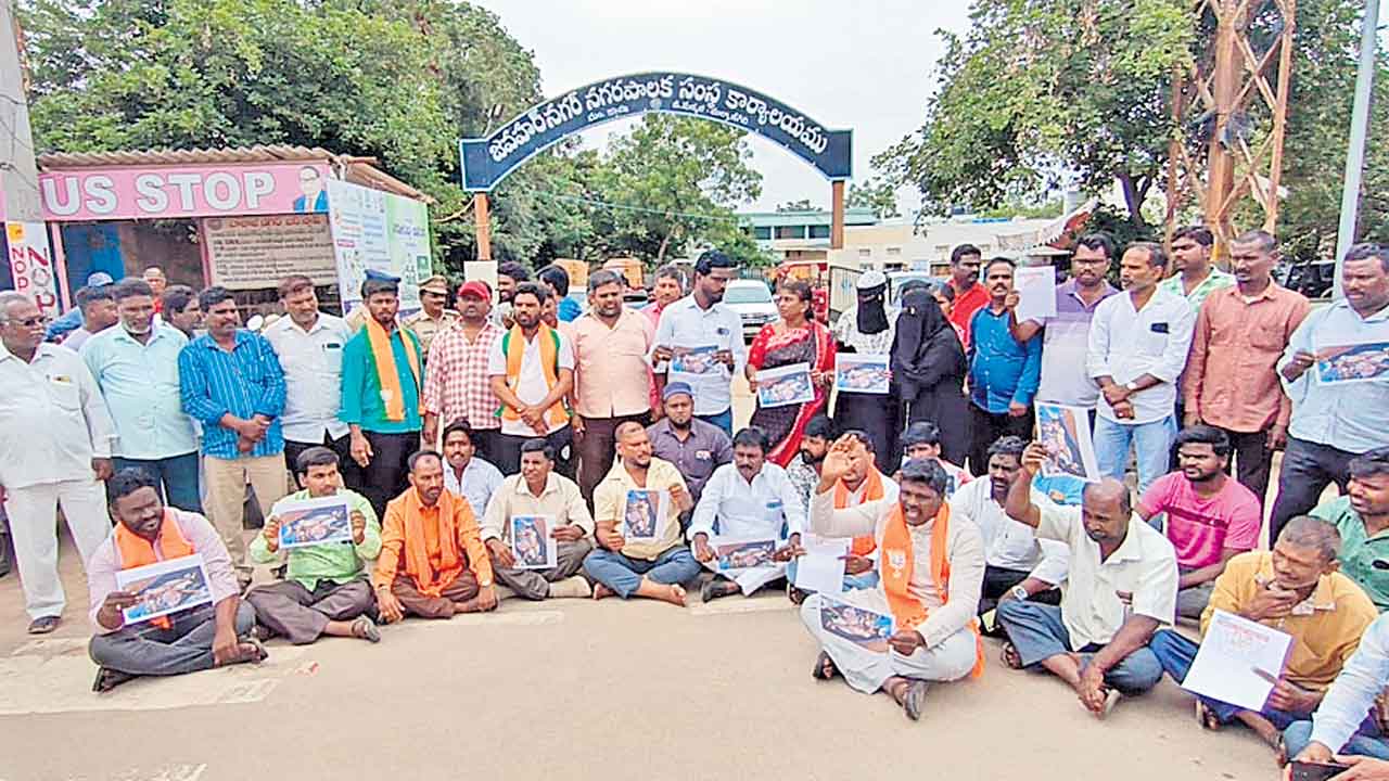 కుక్కల దాడిలో బాలుడి మృతి