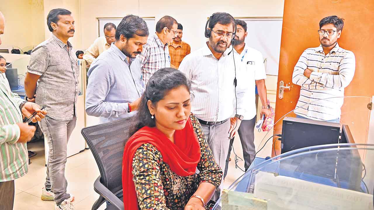 పరిష్కారం కాకుండానే..అయినట్లు ఫీడ్‌బ్యాక్‌