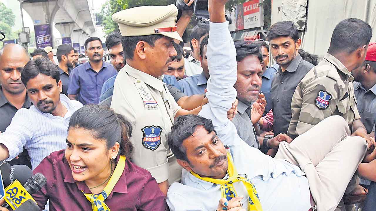 TGPSC | నిరుద్యోగులపె దమనకాండ.. టీజీపీఎస్సీ ముట్టడి ముళ్ల కంచెలతో కట్టడి