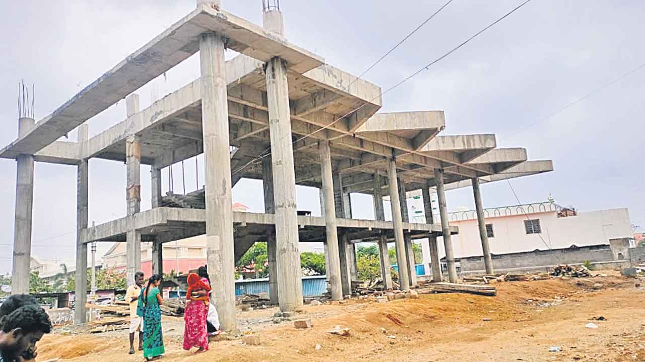 ఆగిన నిర్మాణాలు..అవస్థల్లో ప్రయాణికులు