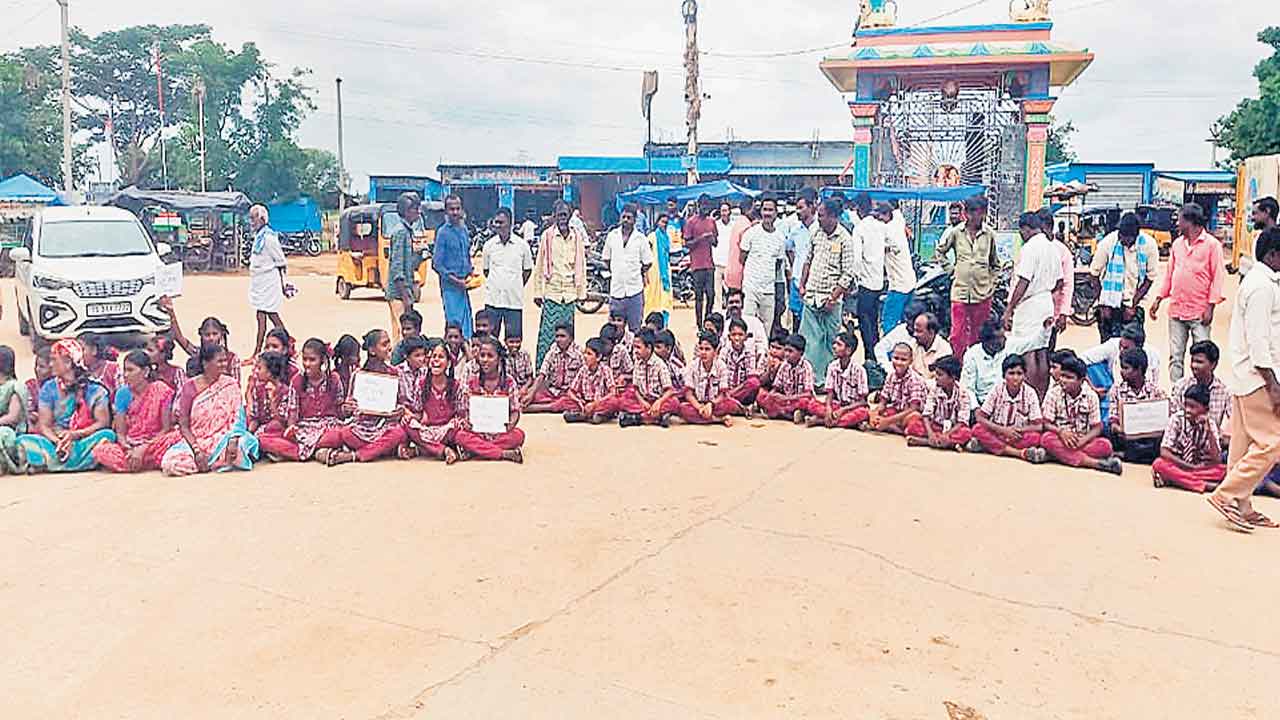సారూ.. మాకు టీచర్లు కావాలె
