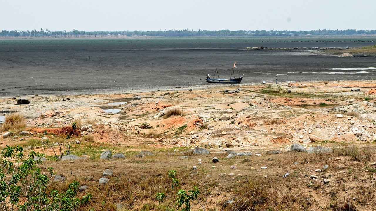 వానల్లేవ్‌.. చెరువుల్లో నీళ్లు లేవ్‌