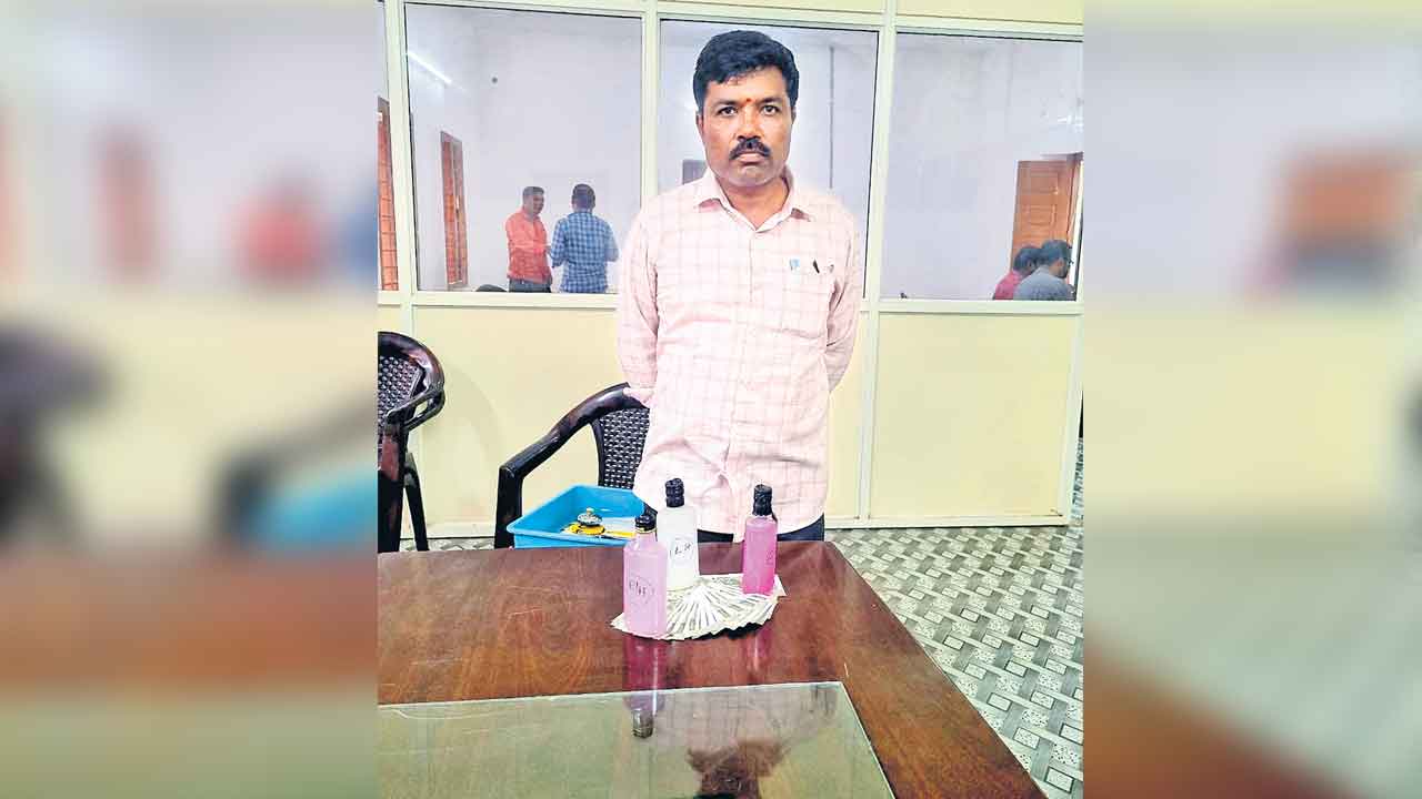 బిల్లుల మంజూరుకు 20 వేల లంచం