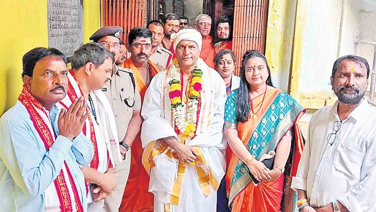 కొమురవెల్లి క్షేత్రంలో భక్తుల సందడి