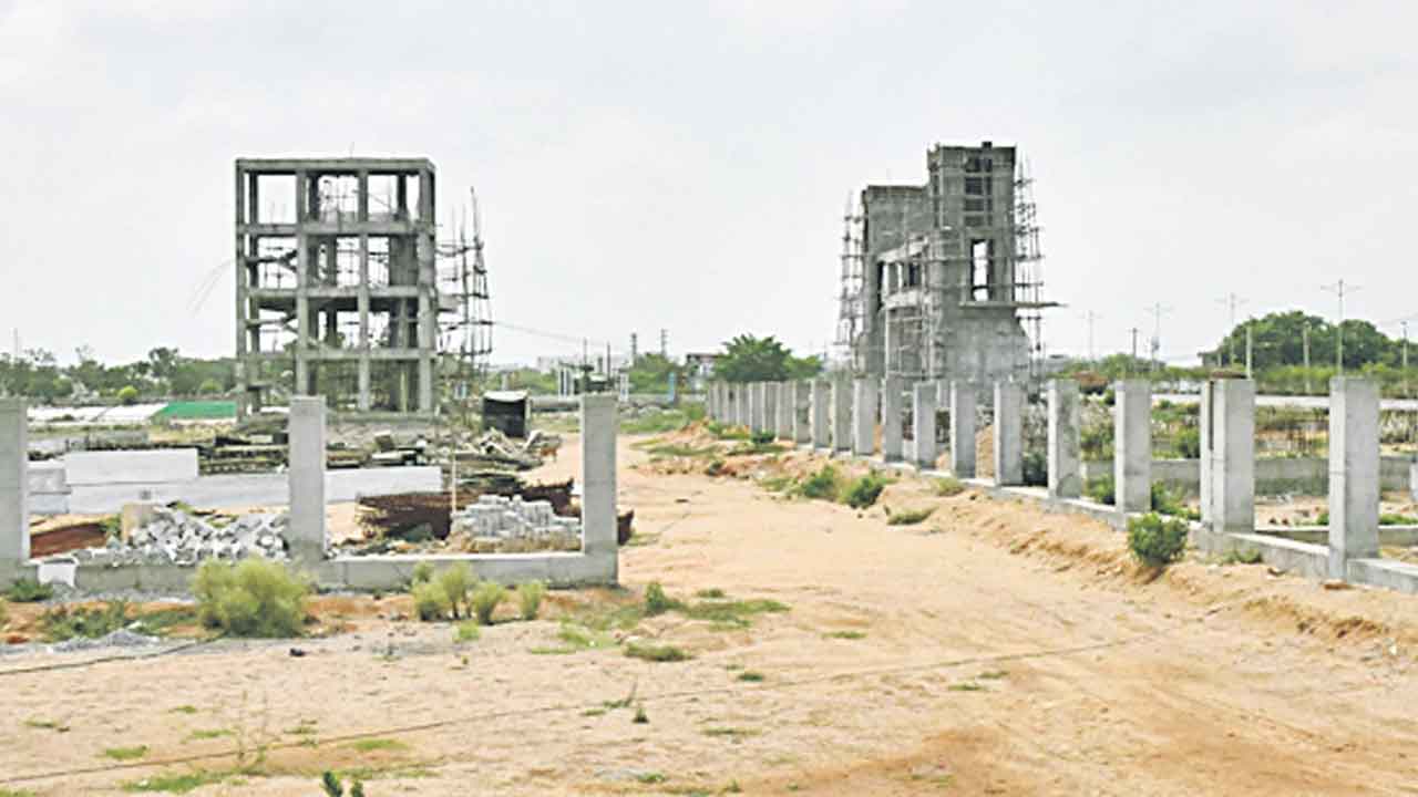 నిధులు రాక నిలిచిన పనులు