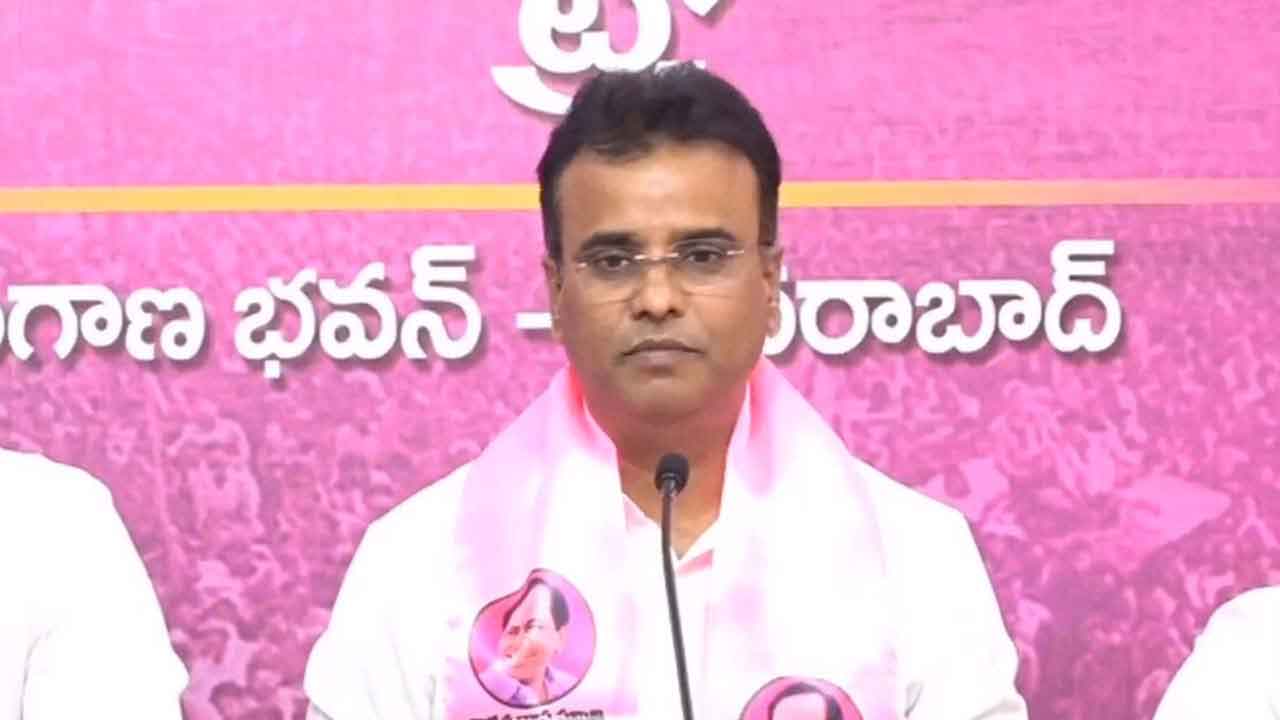 మాటలకు చేతలకు పొంతనేది