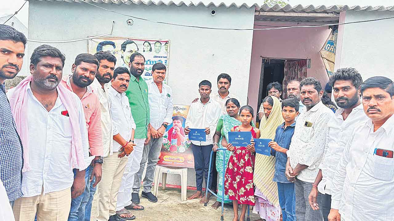 గిఫ్ట్‌ ఏ స్మైల్‌లో భాగంగా 1.50 లక్షల బాండ్‌